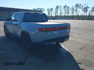 2024 Rivian R1T Adventure z VIN 7FCTGAAA5RN033799, wystawiony jako IAAI lot #41606562 z przebiegiem 9 449 mil mil oraz . Historia ofert i sprzedaży dostępna na DreamBid. Obrazek 3.