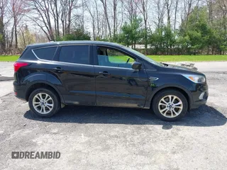 2019 Ford Escape SE z VIN 1FMCU9GD4KUA83745, wystawiony jako IAAI lot #42148855 z przebiegiem 101 592 mil mil oraz . Historia ofert i sprzedaży dostępna na DreamBid. Obrazek 13.