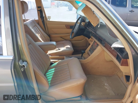 1986 Mercedes-Benz 420 Series 420SEL with VIN WDBCA35D9GA209179, listed as a IAAI auction lot 42081253 with 141,249 mi miles. Bid and sale history available at carsss.com. Image 5.
