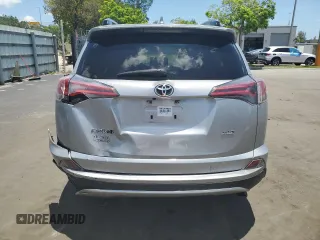 2018 Toyota RAV4 XLE z VIN JTMWFREV6JJ175916, wystawiony jako Copart lot #57239285 z przebiegiem 118 001 mil mil oraz Nie do naprawy • Non repairable. Historia ofert i sprzedaży dostępna na DreamBid. Obrazek 6.