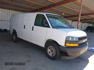 2018 Chevrolet Express Cargo z VIN 1GCWGAFP0J1339529, wystawiony jako IAAI lot #42783116 z przebiegiem 121 861 mil mil oraz . Historia ofert i sprzedaży dostępna na DreamBid. Obrazek 1.