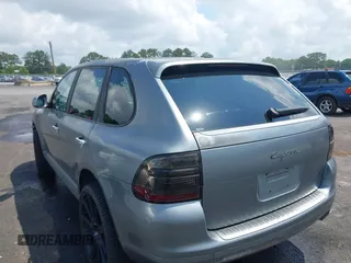 2006 Porsche Cayenne z VIN WP1AA29P36LA26370, wystawiony jako IAAI lot #42301206 z przebiegiem 163 178 mil mil oraz . Historia ofert i sprzedaży dostępna na DreamBid. Obrazek 3.