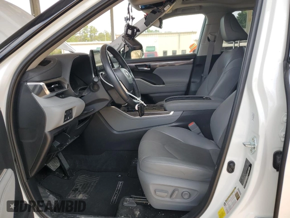 2023 Toyota Highlander L with VIN 5TDKDRAH0PS039765, listed as a Copart auction lot 59381995 with 29,982 mi miles and Salvage title. Bid and sale history available at DreamBid. Image 7.