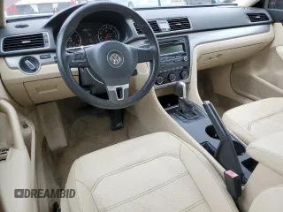 2014 Volkswagen Passat S z VIN 1VWAS7A33EC043895, wystawiony jako Copart lot #58200225 z przebiegiem 111 682 mil mil oraz Czysty tytuł • Clean title. Historia ofert i sprzedaży dostępna na DreamBid. Obrazek 8.