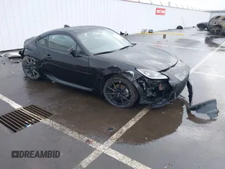 2025 Toyota 86 Premium z VIN JF1ZNBE11S9752297, wystawiony jako IAAI lot #41834817 z przebiegiem 984 mil mil oraz . Historia ofert i sprzedaży dostępna na DreamBid. Obrazek 1.