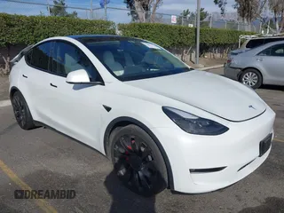 2022 Tesla Model Y Performance z VIN 7SAYGDEFXNF568237, wystawiony jako IAAI lot #41467141 z przebiegiem 64 828 mil mil oraz . Historia ofert i sprzedaży dostępna na DreamBid. Obrazek 1.