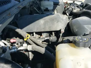 2006 Chevrolet Silverado 2500HD Work Truck z VIN 1GCHC29U96E180330, wystawiony jako IAAI lot #43026060 z przebiegiem 267 405 mil mil oraz . Historia ofert i sprzedaży dostępna na DreamBid. Obrazek 13.