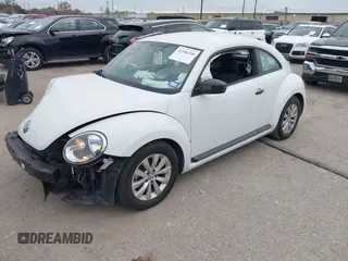 2018 Volkswagen Beetle S z VIN 3VWFD7AT4JM701569, wystawiony jako IAAI lot #41106340 z przebiegiem 78 754 mil mil oraz . Historia ofert i sprzedaży dostępna na DreamBid. Obrazek 18.