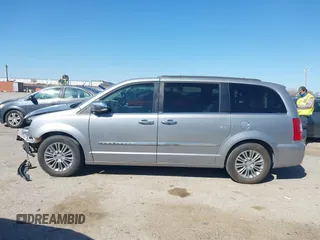 2014 Chrysler Town & Country Touring-L with VIN 2C4RC1CG7ER234517, listed as a IAAI auction lot 41824484 with 190,245 mi miles. Bid and sale history available at carsss.com. Image 15.