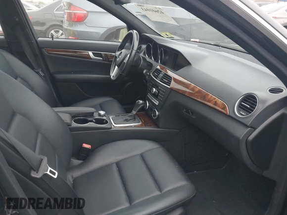 2013 Mercedes-Benz C 300 Sport z VIN WDDGF8AB0DR263382, wystawiony jako IAAI lot #42601043 z przebiegiem 106 154 mil mil oraz . Historia ofert i sprzedaży dostępna na DreamBid. Obrazek 5.