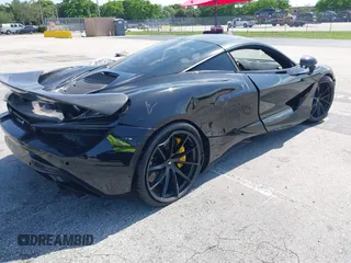 2018 McLaren 720S z VIN SBM14DCA9JW001142, wystawiony jako IAAI lot #42370707 z przebiegiem 15 654 mil mil oraz . Historia ofert i sprzedaży dostępna na DreamBid. Obrazek 4.