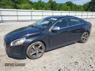 2012 Volvo S60 T6 z VIN YV1902FH3C2084933, wystawiony jako Copart lot #57816095 z przebiegiem 83 451 mil mil oraz Szkoda całkowita • Salvage title. Historia ofert i sprzedaży dostępna na DreamBid. Obrazek 1.