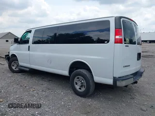 2020 Chevrolet Express Passenger LT z VIN 1GAZGPFG0L1170592, wystawiony jako IAAI lot #39919731 z przebiegiem 124 012 mil mil oraz . Historia ofert i sprzedaży dostępna na DreamBid. Obrazek 3.