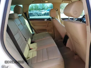 2008 Volkswagen Touareg V6 z VIN WVGBE77L68D012544, wystawiony jako Copart lot #58716985 z przebiegiem 148 637 mil mil oraz Czysty tytuł • Clean title. Historia ofert i sprzedaży dostępna na DreamBid. Obrazek 10.