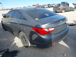 2013 Hyundai Sonata GLS z VIN 5NPEB4AC1DH582330, wystawiony jako IAAI lot #41400453 z przebiegiem Nie podano mil oraz . Historia ofert i sprzedaży dostępna na DreamBid. Obrazek 3.