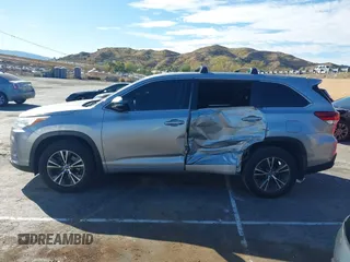 2018 Toyota Highlander LE z VIN 5TDZZRFH1JS287507, wystawiony jako IAAI lot #41615820 z przebiegiem 71 232 mil mil oraz . Historia ofert i sprzedaży dostępna na DreamBid. Obrazek 14.