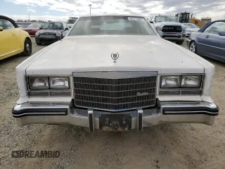 1984 Cadillac Eldorado z VIN 1G6AL5782EE603047, wystawiony jako Copart lot #76777394 z przebiegiem 33 384 mil mil oraz Tytuł czysty. Historia ofert i sprzedaży dostępna na DreamBid. Obrazek 5.