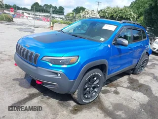 2019 Jeep Cherokee Trailhawk z VIN 1C4PJMBX1KD336247, wystawiony jako IAAI lot #42646549 z przebiegiem 61 636 mil mil oraz . Historia ofert i sprzedaży dostępna na DreamBid. Obrazek 2.