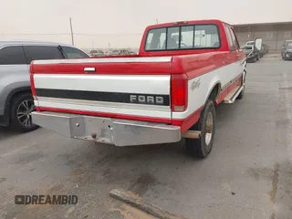 1996 Ford F-250 z VIN 1FTHX26G0TEA08492, wystawiony jako IAAI lot #42435528 z przebiegiem 108 159 mil mil oraz . Historia ofert i sprzedaży dostępna na DreamBid. Obrazek 4.