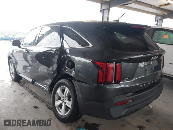 2022 Kia Sorento LX z VIN 5XYRG4LC9NG076804, wystawiony jako IAAI lot #42288908 z przebiegiem 56 750 mil mil oraz . Historia ofert i sprzedaży dostępna na DreamBid. Obrazek 3.