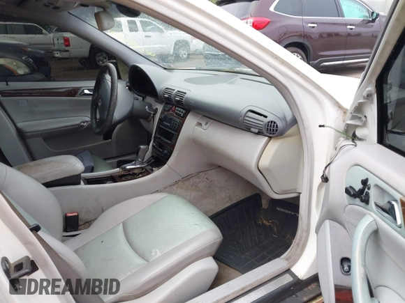 2003 Mercedes-Benz C 320 z VIN WDBRF84J43F414101, wystawiony jako IAAI lot #42385841 z przebiegiem Nie podano mil oraz . Historia ofert i sprzedaży dostępna na DreamBid. Obrazek 5.