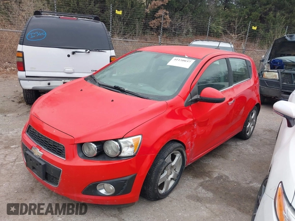2015 Chevrolet Sonic LTZ z VIN 1G1JE6SB7F4198089, wystawiony jako IAAI lot #41150037 z przebiegiem 123 568 mil mil oraz . Historia ofert i sprzedaży dostępna na DreamBid. Obrazek 2.