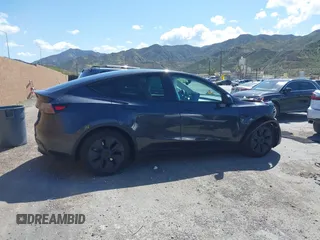 2024 Tesla Model Y Long Range z VIN 7SAYGAEE8RF198286, wystawiony jako IAAI lot #41950454 z przebiegiem 7 611 mil mil oraz . Historia ofert i sprzedaży dostępna na DreamBid. Obrazek 13.