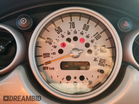 2004 MINI Hardtop with VIN WMWRC33434TC53820, listed as a Copart auction lot 85389994 with 164,452 mi miles and Salvage Title. Bid and sale history available at DreamBid. Image 9.