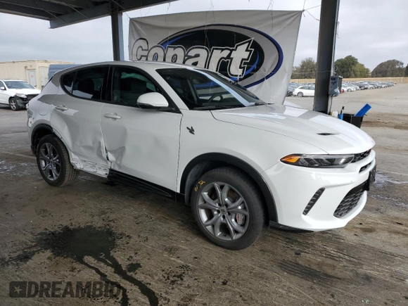 2024 Dodge Hornet R/T z VIN ZACPDFCW1R3A28605, wystawiony jako Copart lot #63086245 z przebiegiem 17 740 mil mil oraz Szkoda całkowita • Salvage title. Historia ofert i sprzedaży dostępna na DreamBid. Obrazek 4.