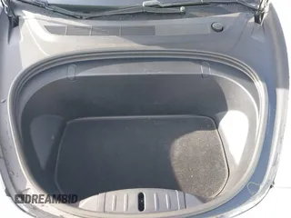 2019 Tesla Model 3 Mid Range z VIN 5YJ3E1EA0KF322776, wystawiony jako IAAI lot #41703368 z przebiegiem 131 264 mil mil oraz . Historia ofert i sprzedaży dostępna na DreamBid. Obrazek 10.