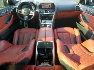 2022 BMW M8 Competition z VIN WBSGV0C08NCH18537, wystawiony jako Copart lot #50767325 z przebiegiem 46 180 mil mil oraz Tytuł czysty. Historia ofert i sprzedaży dostępna na DreamBid. Obrazek 8.