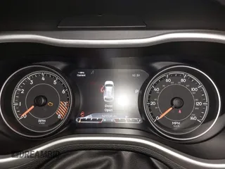 2015 Jeep Cherokee Trailhawk with VIN 1C4PJMBSXFW563144, listed as a IAAI auction lot 40667962 with 121,536 mi miles. Bid and sale history available at carsss.com. Image 7.