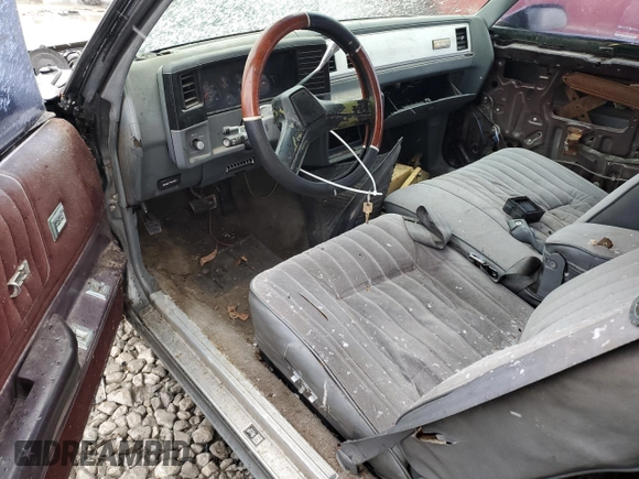 1987 Chevrolet Monte Carlo z VIN 1G1GZ11Z9HR104445, wystawiony jako Copart lot #48035825 z przebiegiem 68 929 mil mil oraz Tytuł czysty. Historia ofert i sprzedaży dostępna na DreamBid. Obrazek 8.