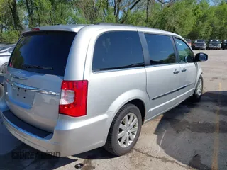 2011 Chrysler Town & Country Touring L z VIN 2A4RR8DG8BR712567, wystawiony jako IAAI lot #42078288 z przebiegiem 144 409 mil mil oraz . Historia ofert i sprzedaży dostępna na DreamBid. Obrazek 4.