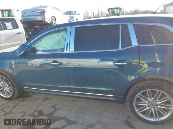 2016 Lincoln MKT EcoBoost z VIN 2LMHJ5AT4GBL02910, wystawiony jako IAAI lot #41192092 z przebiegiem 76 999 mil mil oraz . Historia ofert i sprzedaży dostępna na DreamBid. Obrazek 15.