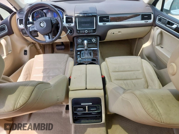 2013 Volkswagen Touareg Exec z VIN WVGEF9BP3DD012463, wystawiony jako Copart lot #57499915 z przebiegiem 104 981 mil mil oraz Szkody całkowita. Historia ofert i sprzedaży dostępna na DreamBid. Obrazek 8.