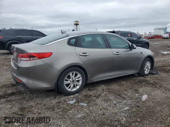 2016 Kia Optima LX z VIN 5XXGT4L3XGG104667, wystawiony jako Copart lot #53968815 z przebiegiem 82 417 mil mil oraz Szkoda całkowita • Salvage title. Historia ofert i sprzedaży dostępna na DreamBid. Obrazek 3.