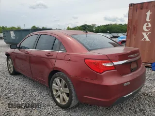 2013 Chrysler 200 Touring z VIN 1C3CCBBB4DN577755, wystawiony jako Copart lot #55904845 z przebiegiem 138 423 mil mil oraz Szkoda całkowita • Salvage title. Historia ofert i sprzedaży dostępna na DreamBid. Obrazek 2.