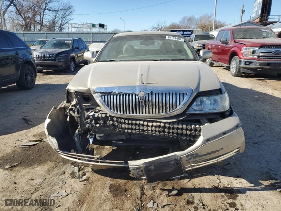 2005 Lincoln Town Car Signature Limited with VIN 1LNHM82W25Y656194, listed as a Copart auction lot 84109494 with 111,850 mi miles and Salvage Title. Bid and sale history available at carsss.com. Image 5.