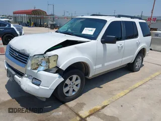 2010 Ford Explorer XLT z VIN 1FMEU6DE9AUA00779, wystawiony jako IAAI lot #42341409 z przebiegiem 146 967 mil mil oraz . Historia ofert i sprzedaży dostępna na DreamBid. Obrazek 2.