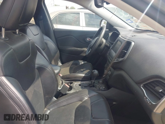 2020 Jeep Cherokee Latitude Plus z VIN 1C4PJMLBXLD568074, wystawiony jako IAAI lot #42164034 z przebiegiem 75 448 mil mil oraz . Historia ofert i sprzedaży dostępna na DreamBid. Obrazek 5.