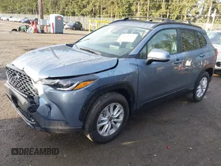 2024 Toyota Corolla Cross LE z VIN 7MUBAABG1RV100050, wystawiony jako IAAI lot #41826083 z przebiegiem 1 206 mil mil oraz . Historia ofert i sprzedaży dostępna na DreamBid. Obrazek 2.