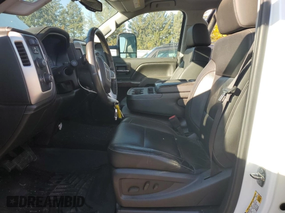 2015 GMC Sierra 2500HD SLT z VIN 1GT12ZEG3FF110359, wystawiony jako Copart lot #78835404 z przebiegiem 43 017 mil mil oraz Szkoda całkowita • Salvage title. Historia ofert i sprzedaży dostępna na DreamBid. Obrazek 7.