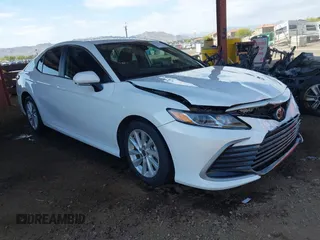2024 Toyota Camry LE z VIN 4T1C11AK4RU864390, wystawiony jako IAAI lot #42212311 z przebiegiem 17 107 mil mil oraz . Historia ofert i sprzedaży dostępna na DreamBid. Obrazek 1.
