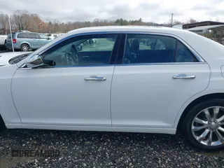 2019 Chrysler 300 Limited with VIN 2C3CCAKGXKH577948, listed as a IAAI auction lot 40908813 with 117,602 mi miles. Bid and sale history available at carsss.com. Image 15.