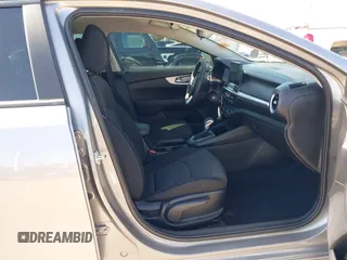 2023 Kia Forte LXS z VIN 3KPF24AD1PE592622, wystawiony jako IAAI lot #42011998 z przebiegiem 20 746 mil mil oraz . Historia ofert i sprzedaży dostępna na DreamBid. Obrazek 5.