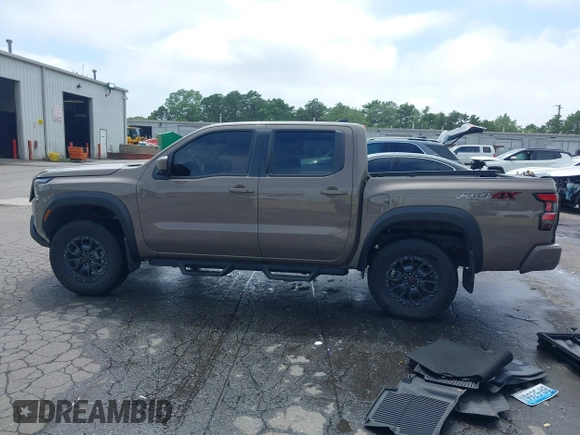 2024 Nissan Frontier Pro-4X z VIN 1N6ED1EK0RN644461, wystawiony jako IAAI lot #42618837 z przebiegiem 18 179 mil mil oraz . Historia ofert i sprzedaży dostępna na DreamBid. Obrazek 14.