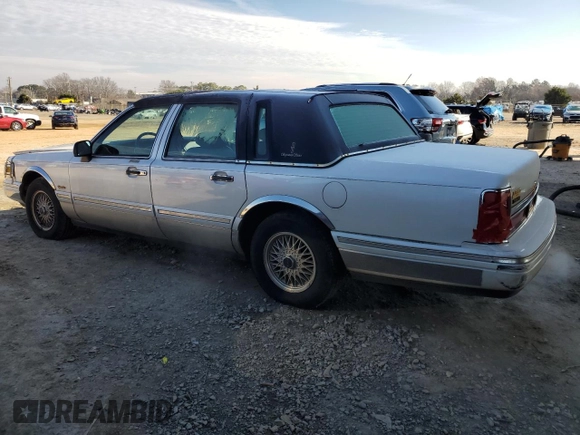 1997 Lincoln Town Car Signature z VIN 1LNLM82W9VY633666, wystawiony jako Copart lot #45396215 z przebiegiem 100 182 mil mil oraz Szkoda całkowita • Salvage title. Historia ofert i sprzedaży dostępna na DreamBid. Obrazek 2.