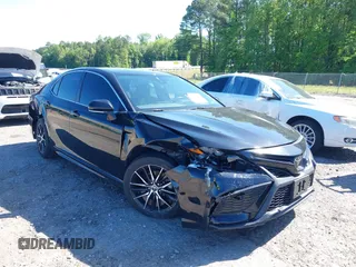 2022 Toyota Camry SE z VIN 4T1G11AK4NU716199, wystawiony jako IAAI lot #42127761 z przebiegiem 54 359 mil mil oraz . Historia ofert i sprzedaży dostępna na DreamBid. Obrazek 1.