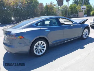 2014 Tesla Model S 60 z VIN 5YJSA1H17EFP33910, wystawiony jako IAAI lot #42346934 z przebiegiem Nie podano mil oraz . Historia ofert i sprzedaży dostępna na DreamBid. Obrazek 4.